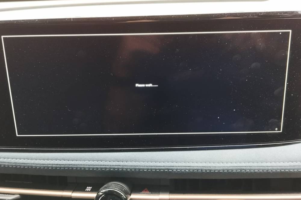 https://cdn.autogreeknews.gr/wp-content/uploads/2026/06/black-screen-malfunction.jpg