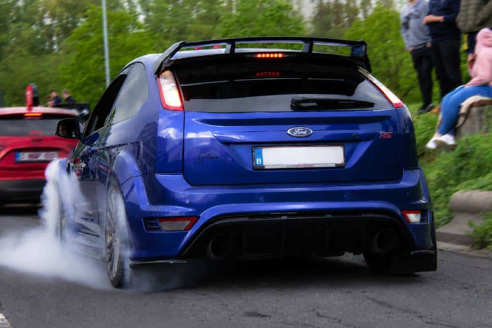 https://cdn.autogreeknews.gr/wp-content/uploads/2026/06/ford-focus-rs-burnout.jpg