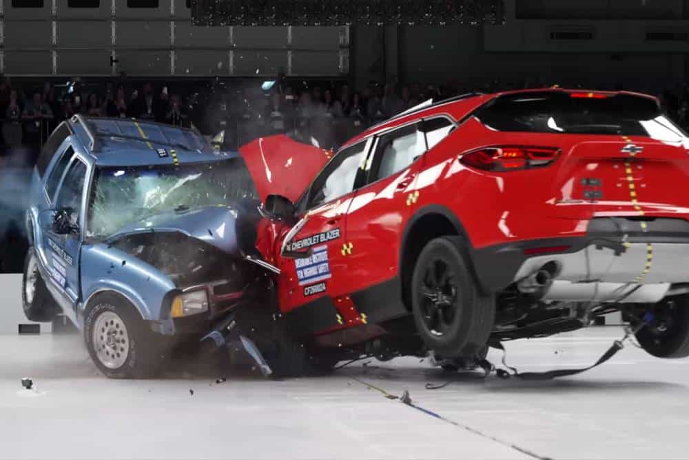 https://cdn.autogreeknews.gr/wp-content/uploads/2026/06/iihs-crash-test-30-year-old-gap-02.jpg