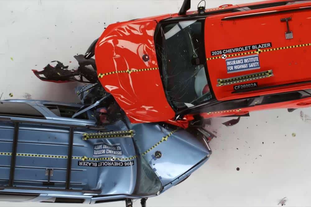 https://cdn.autogreeknews.gr/wp-content/uploads/2026/06/iihs-crash-test-30-year-old-gap-03.jpg