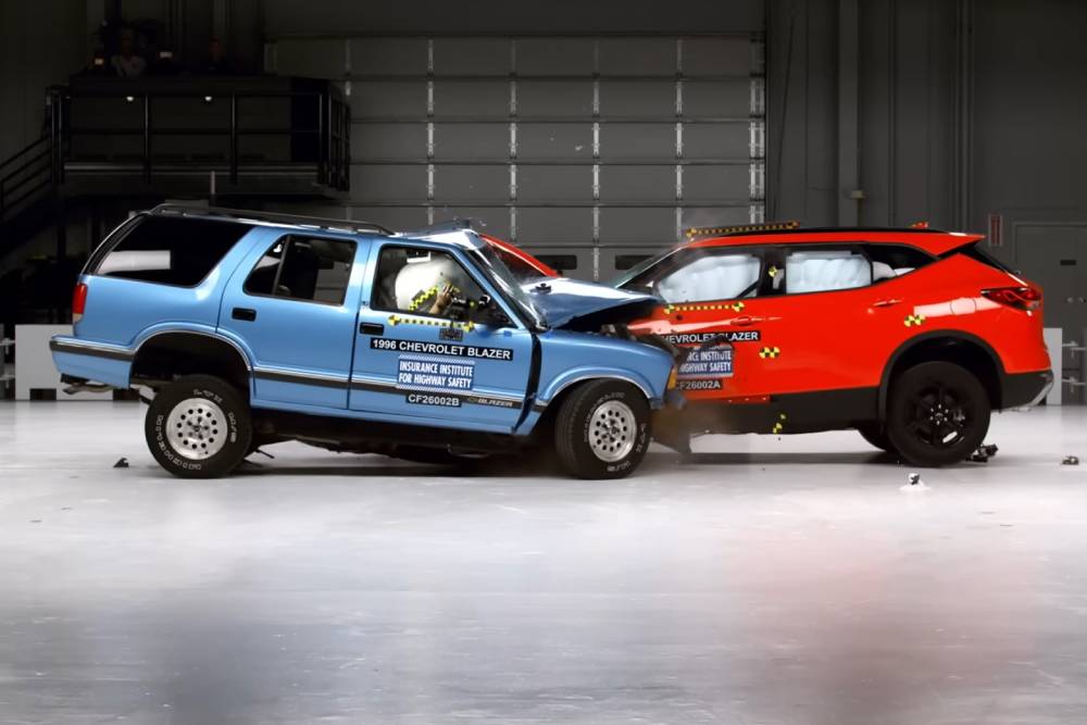 https://cdn.autogreeknews.gr/wp-content/uploads/2026/06/iihs-crash-test-30-year-old-gap-04.jpg
