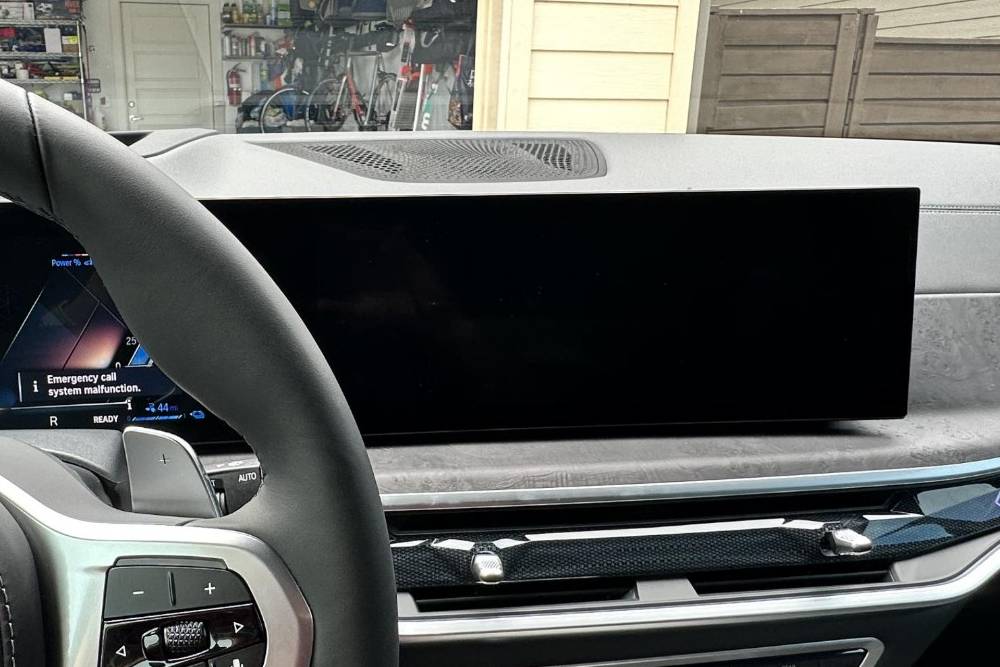 https://cdn.autogreeknews.gr/wp-content/uploads/2026/06/infotainment-black-screen.jpg