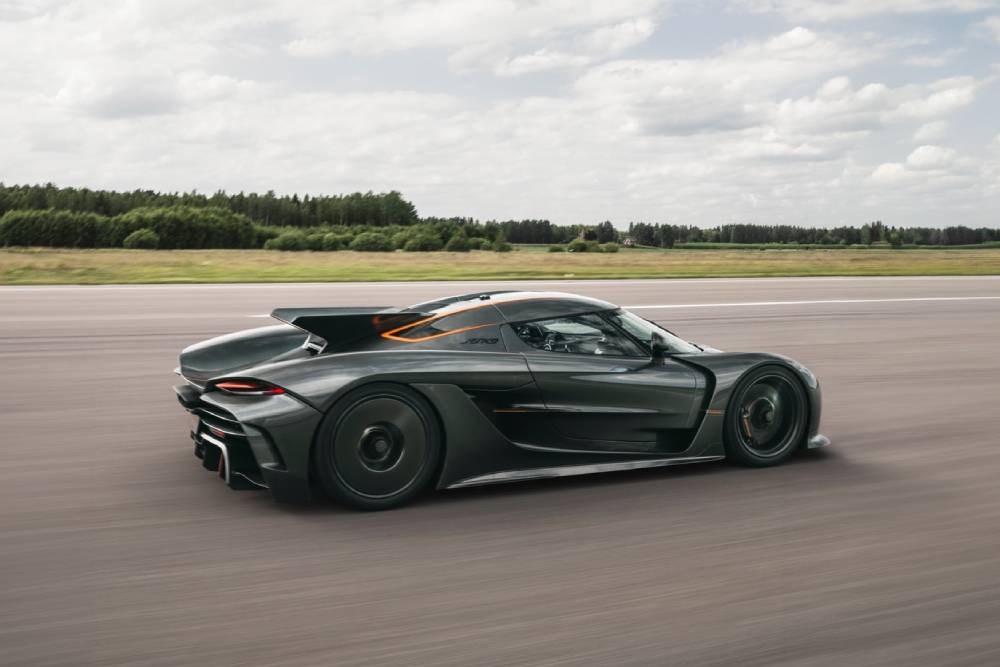 https://cdn.autogreeknews.gr/wp-content/uploads/2026/06/koenigsegg-jesko-absolut-just-set-the-quarter-mile-1.jpg