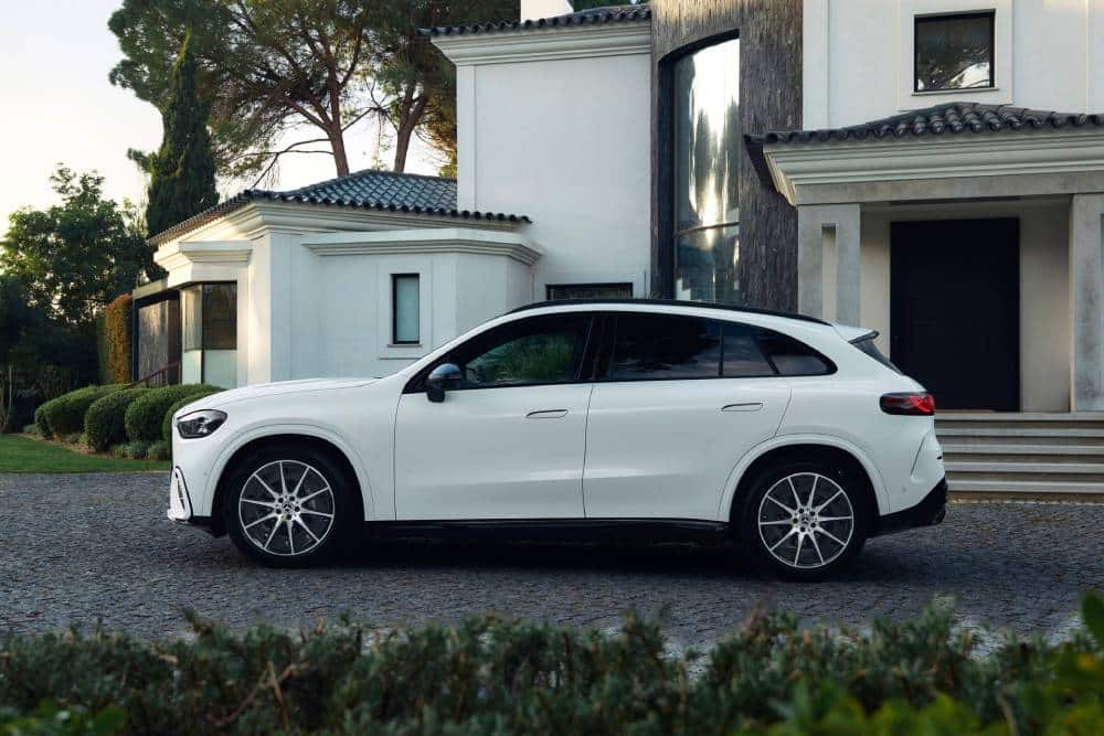 https://cdn.autogreeknews.gr/wp-content/uploads/2026/06/new-mercedes-glc-250-and-300-3.jpg