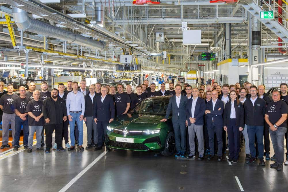 https://cdn.autogreeknews.gr/wp-content/uploads/2026/06/next-gen-opel-astra-made-in-germany-1.jpg