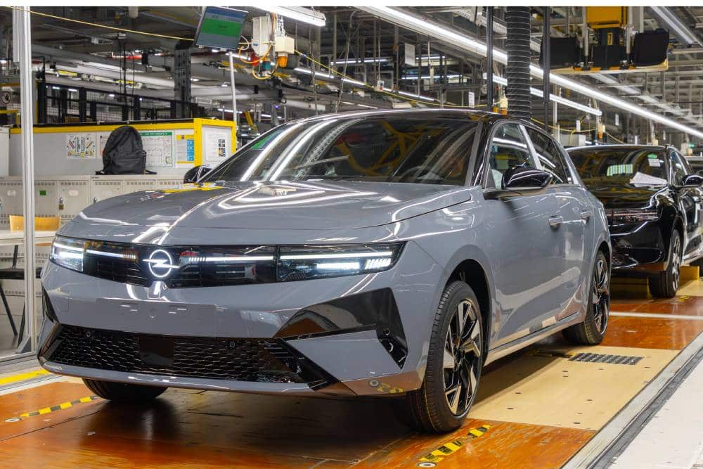 https://cdn.autogreeknews.gr/wp-content/uploads/2026/06/next-gen-opel-astra-made-in-germany-2.jpg
