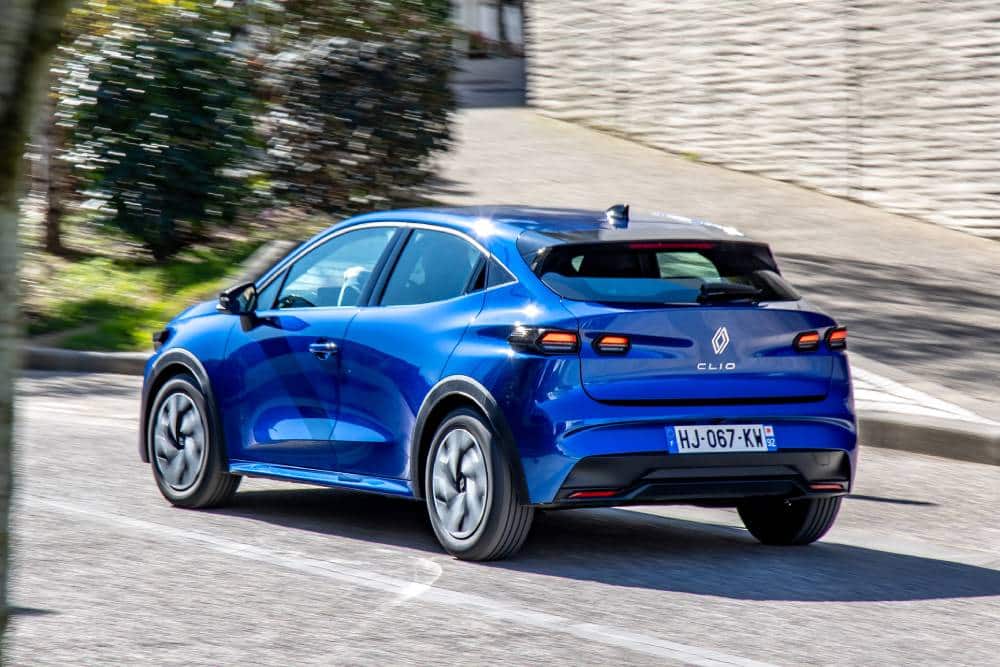https://cdn.autogreeknews.gr/wp-content/uploads/2026/06/renault_clio_evolution.jpg