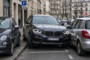 Δεν χωράνε να παρκάρουν τα SUV στις πόλεις