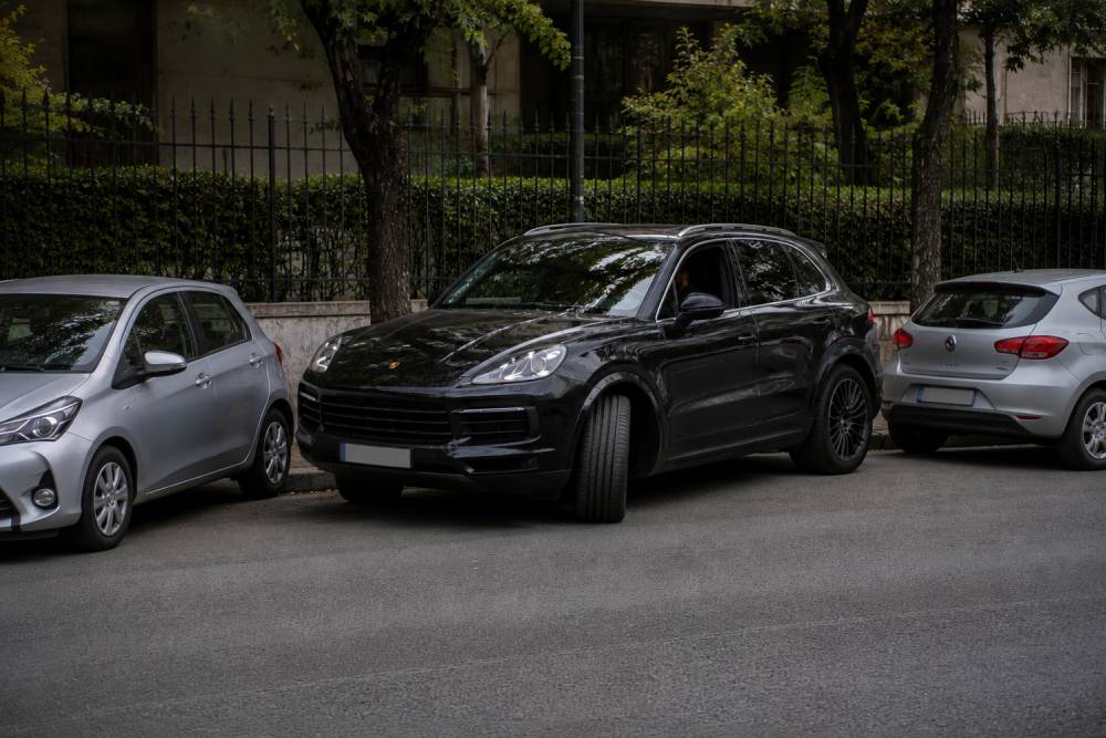 https://cdn.autogreeknews.gr/wp-content/uploads/2026/06/tight-parking-spots-3.jpg