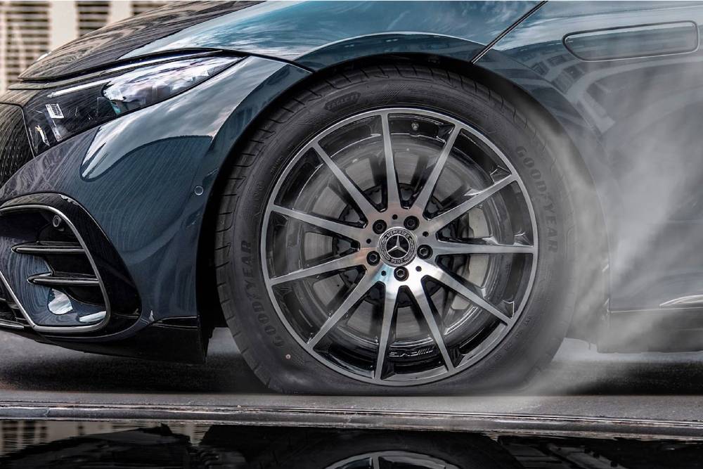 https://cdn.autogreeknews.gr/wp-content/uploads/2026/06/tire-vs-bullet-3.jpg