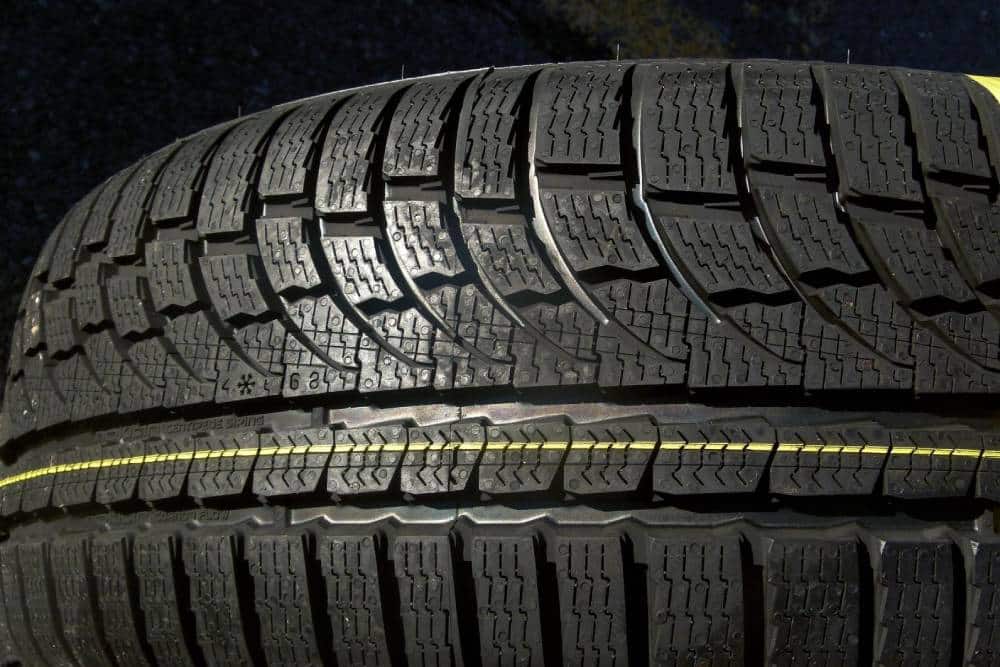 https://cdn.autogreeknews.gr/wp-content/uploads/2026/06/tire-vs-bullet-4.jpg