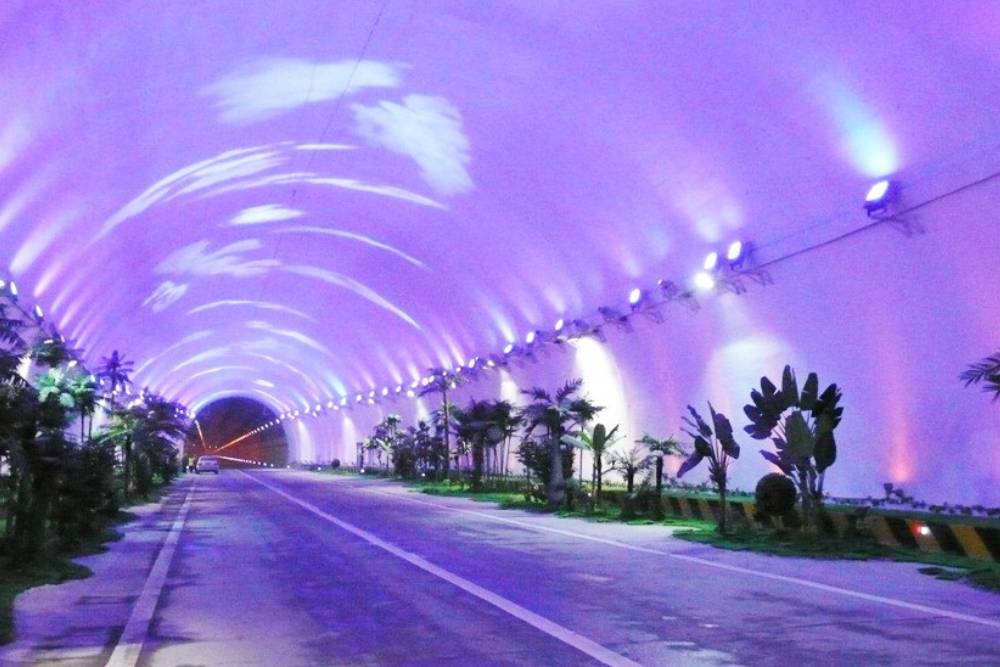 https://cdn.autogreeknews.gr/wp-content/uploads/2026/06/tree-tunnel-02.jpg