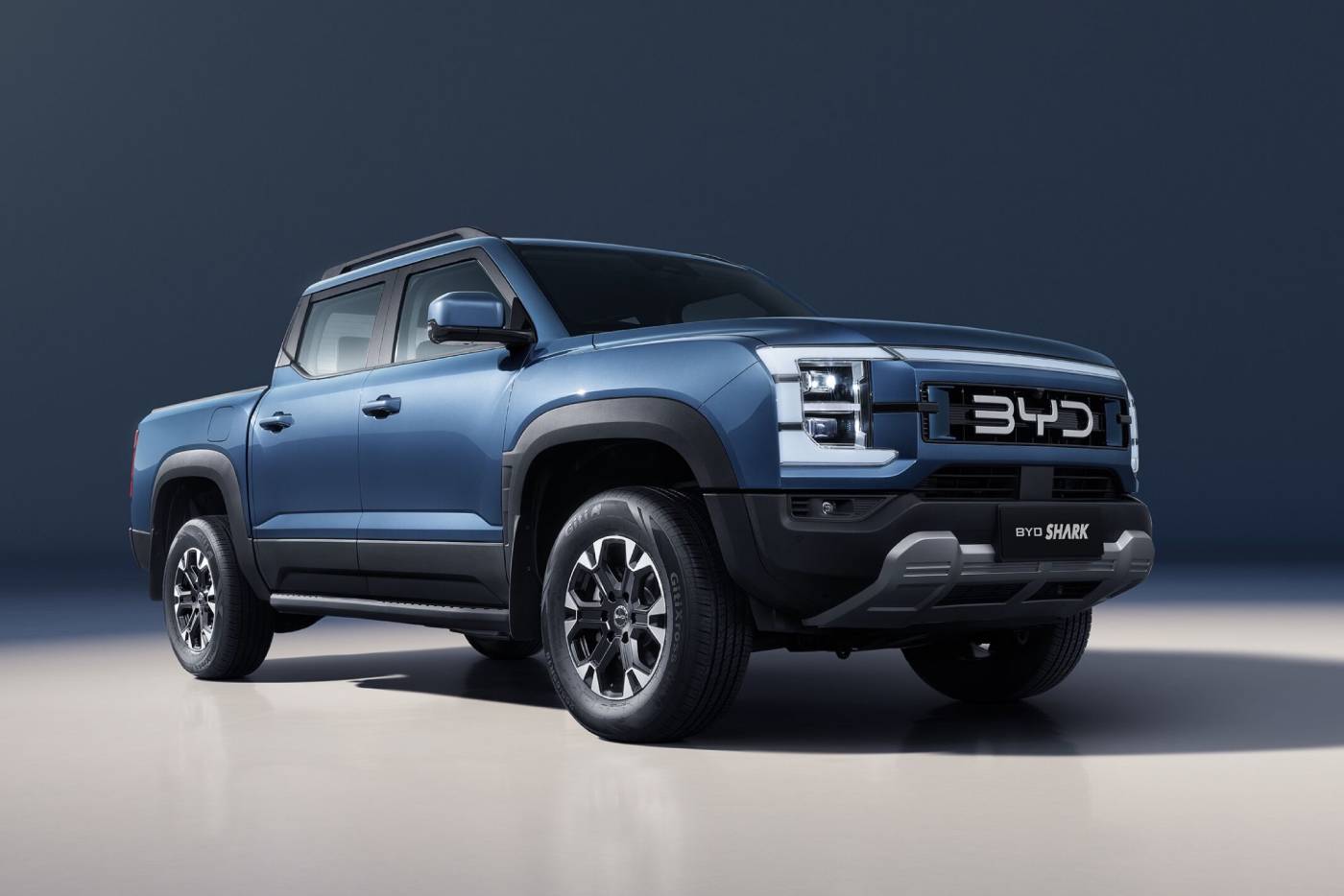 https://cdn.autogreeknews.gr/wp-content/uploads/2026/07/00-BYD-SHARK-Exterior-Front-45-1.jpg