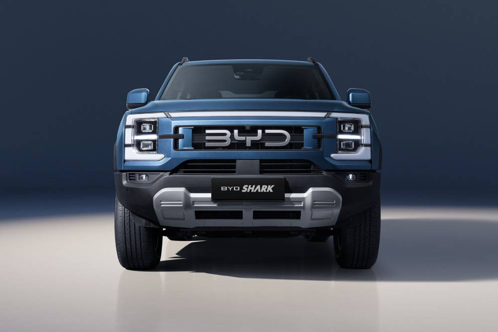 https://cdn.autogreeknews.gr/wp-content/uploads/2026/07/01-BYD-SHARK-Exterior-Front-1.jpg