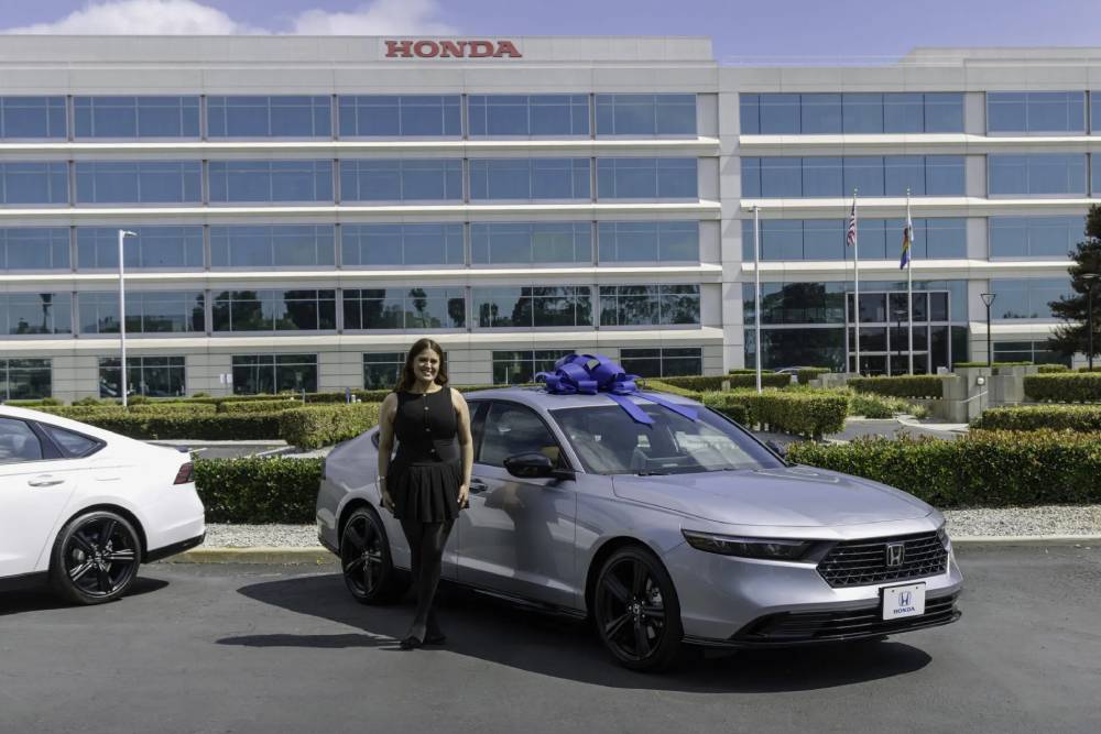 https://cdn.autogreeknews.gr/wp-content/uploads/2026/07/03-Alondra-with-her-2026-Honda-Accord-Hybrid-the-1.jpg