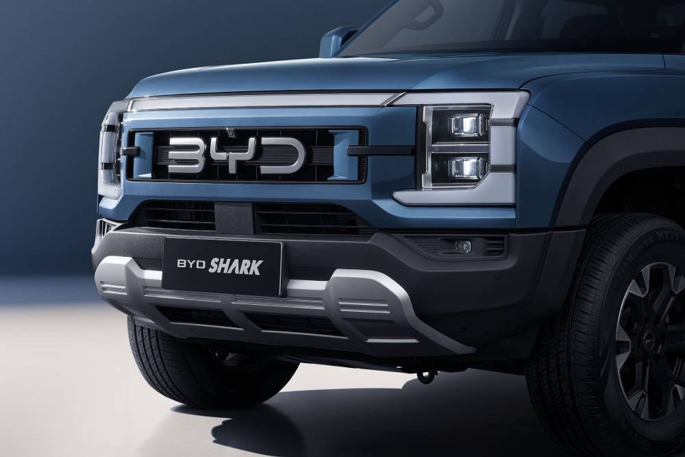 https://cdn.autogreeknews.gr/wp-content/uploads/2026/07/04-BYD-SHARK-Exterior-Front-Detail-1.jpg