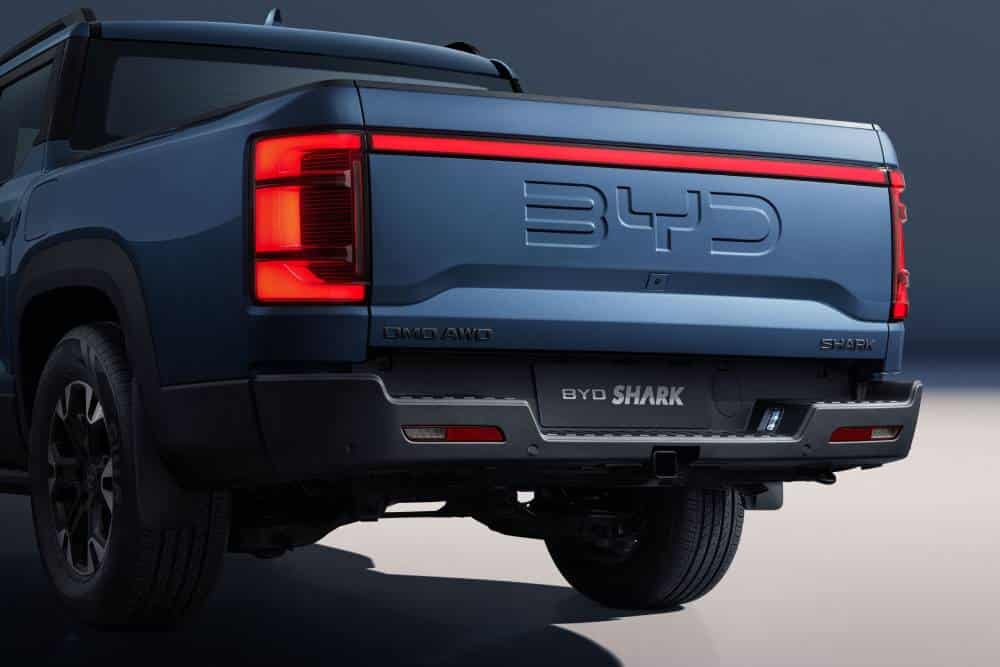 https://cdn.autogreeknews.gr/wp-content/uploads/2026/07/05-BYD-SHARK-Exterior-Rear-Detail-1.jpg