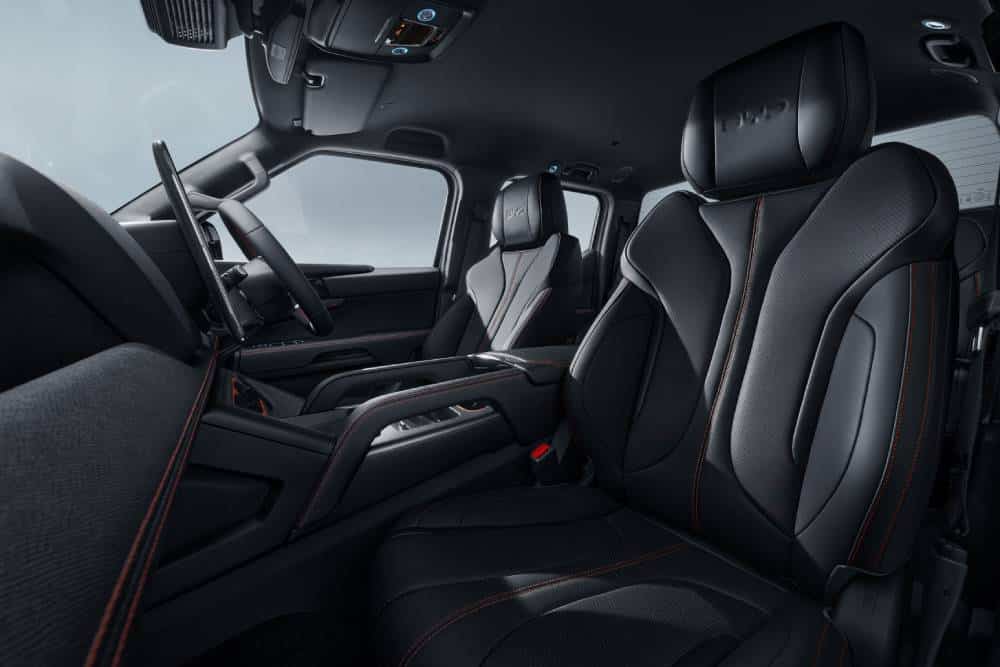 https://cdn.autogreeknews.gr/wp-content/uploads/2026/07/07-BYD-SHARK-Interior-front-seats-1.jpg