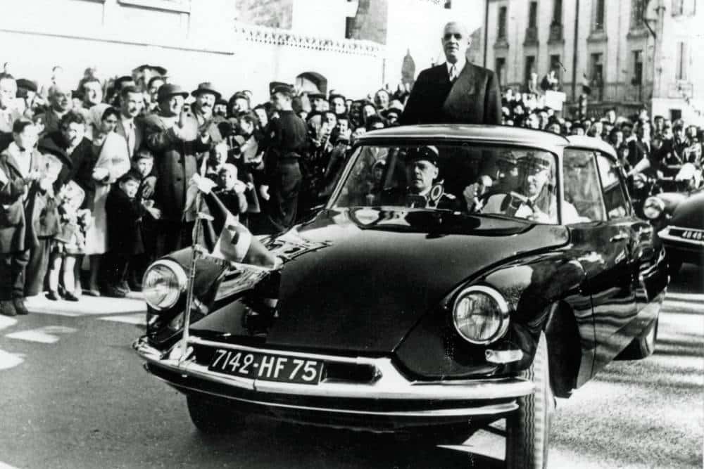 https://cdn.autogreeknews.gr/wp-content/uploads/2026/07/1963_MAY_13-DS-19-et-Gal-de-Gaulle__20853_nb_11470-1.jpg