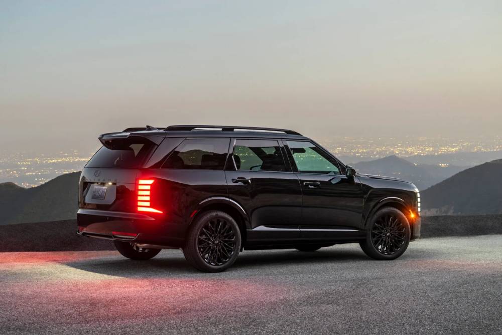 https://cdn.autogreeknews.gr/wp-content/uploads/2026/07/2027-Hyundai-Palisade-Hybrid-Calligraphy-Black-Ink-1.jpg