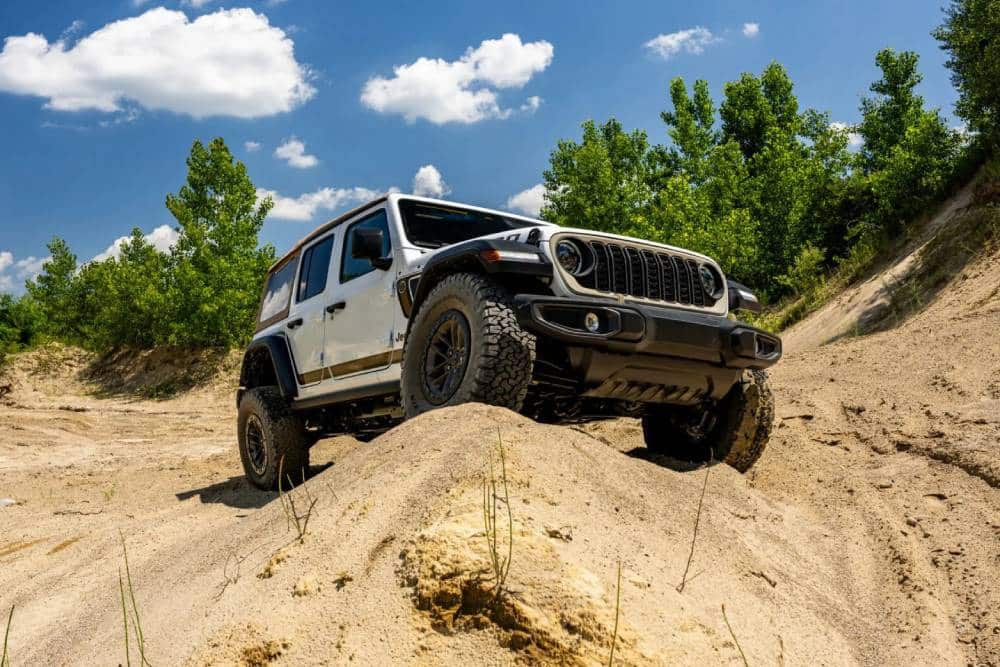 https://cdn.autogreeknews.gr/wp-content/uploads/2026/07/2027-Jeep-Wrangler-Laredo-713-4-2048x1321-1.jpg