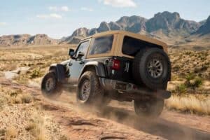 Νέο και «καουμπόικο» Jeep Wrangler Laredo