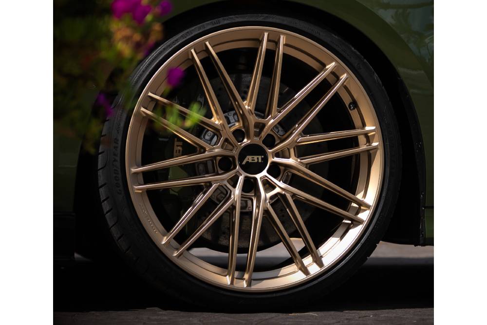 https://cdn.autogreeknews.gr/wp-content/uploads/2026/07/ABT-RS3-630-Mallorca-Exterieur_GR-Felge_gold.jpg