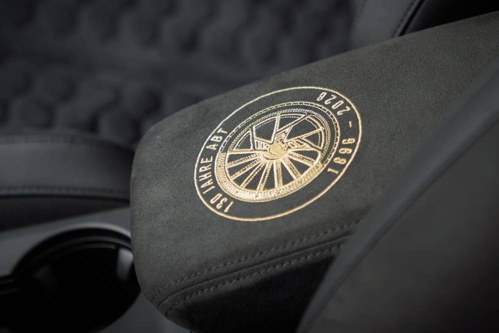 https://cdn.autogreeknews.gr/wp-content/uploads/2026/07/ABT-RS3-630-Mallorca-Interieur_Besickung-Armlehne.jpg