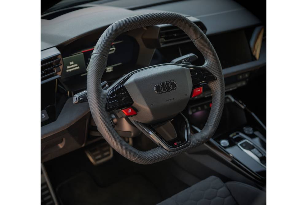 https://cdn.autogreeknews.gr/wp-content/uploads/2026/07/ABT-RS3-630-Mallorca-Interieur_Lenkrad.jpg