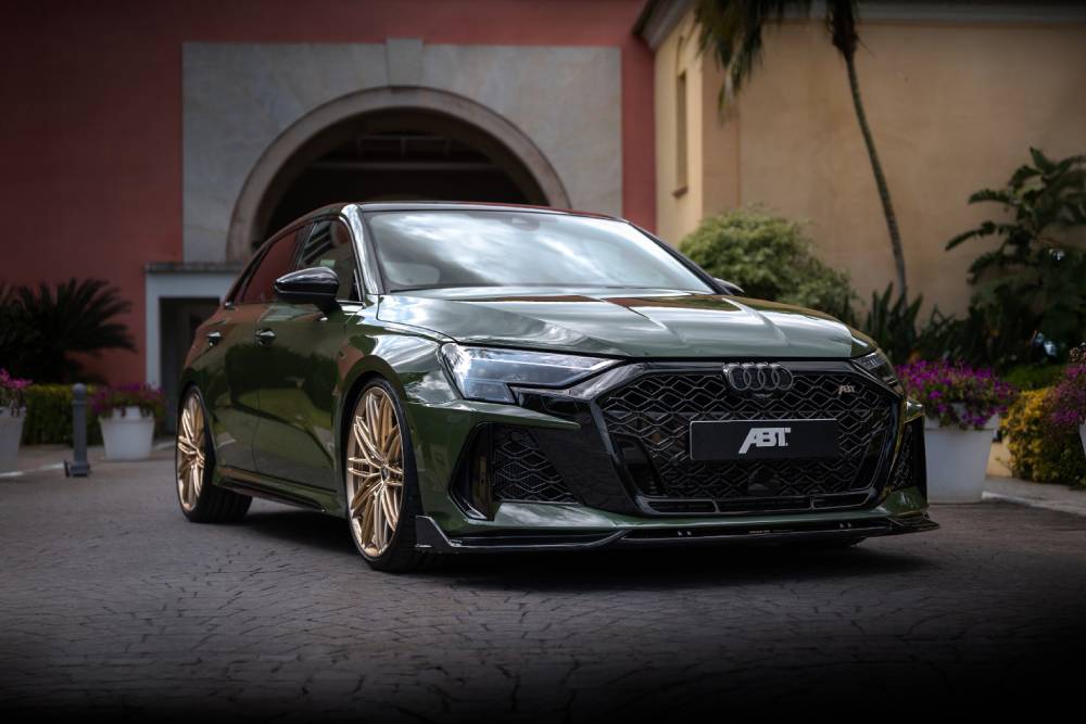 https://cdn.autogreeknews.gr/wp-content/uploads/2026/07/ABT-RS3-Mallorca-Front-seitlich_Torbogen_dark.jpg