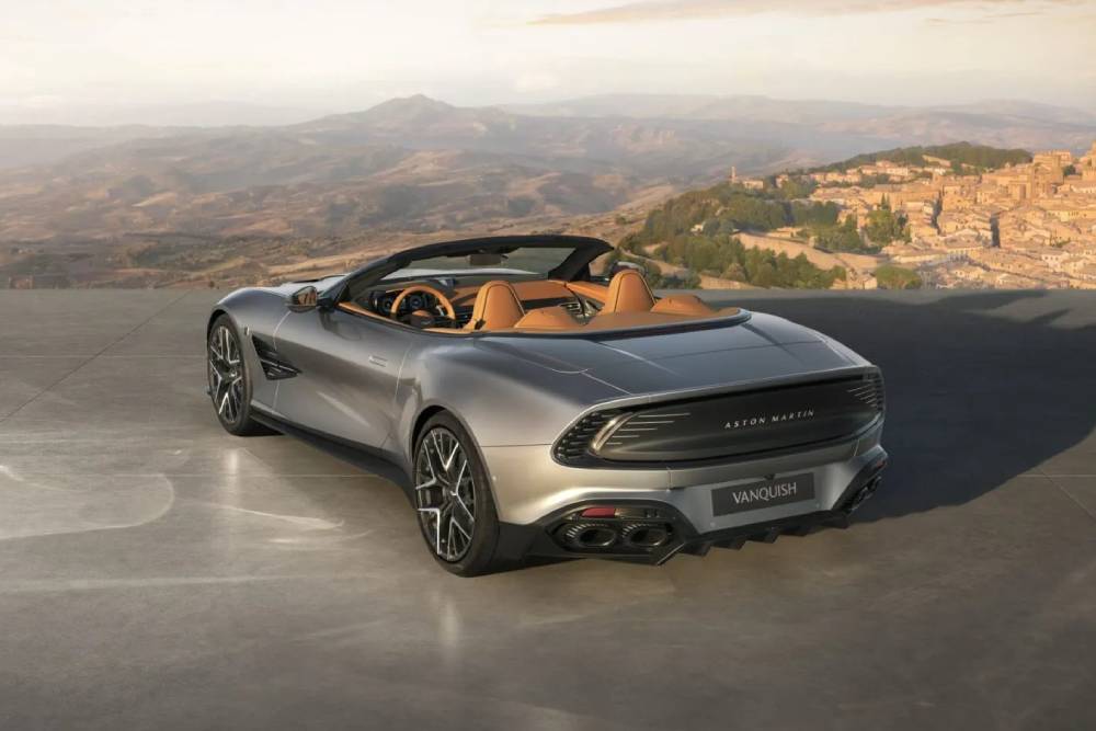 https://cdn.autogreeknews.gr/wp-content/uploads/2026/07/Aston-Martin-Vanquish-25-New-04-2048x1536-1.jpg