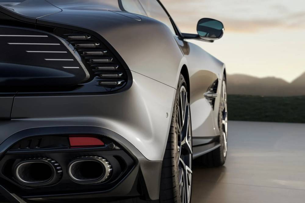 https://cdn.autogreeknews.gr/wp-content/uploads/2026/07/Aston-Martin-Vanquish-25-New-08-2048x1536-1.jpg