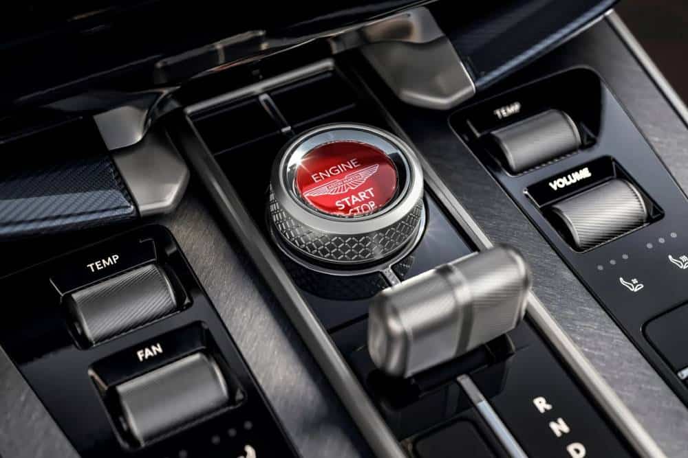 https://cdn.autogreeknews.gr/wp-content/uploads/2026/07/Aston-Martin-Vanquish-25-New-12-2048x1536-1.jpg