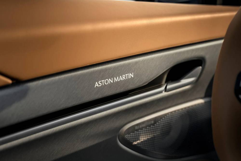 https://cdn.autogreeknews.gr/wp-content/uploads/2026/07/Aston-Martin-Vanquish-25-New-13-2048x1536-1.jpg