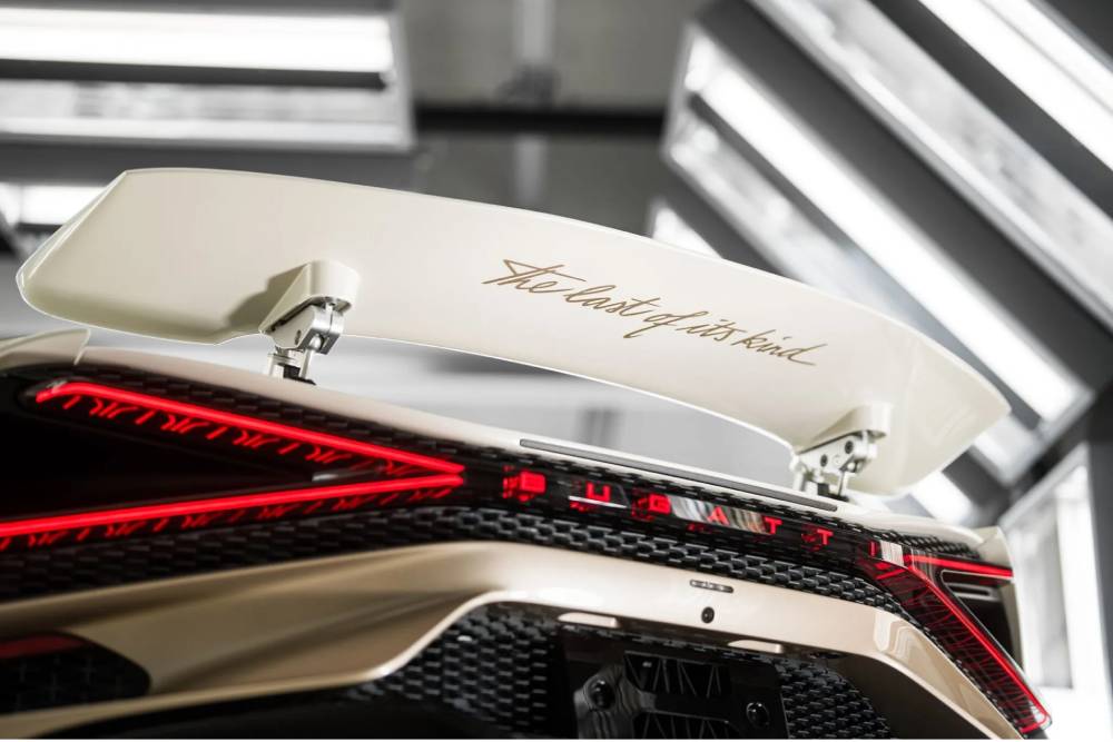 https://cdn.autogreeknews.gr/wp-content/uploads/2026/07/Bugatti-W16-Mistral-End-Of-Production-3-2048x1366-1.jpg