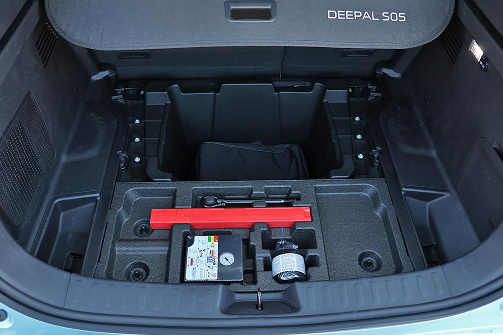 https://cdn.autogreeknews.gr/wp-content/uploads/2026/07/Changan-Deepal-S05-PHEV-interior-13.jpg