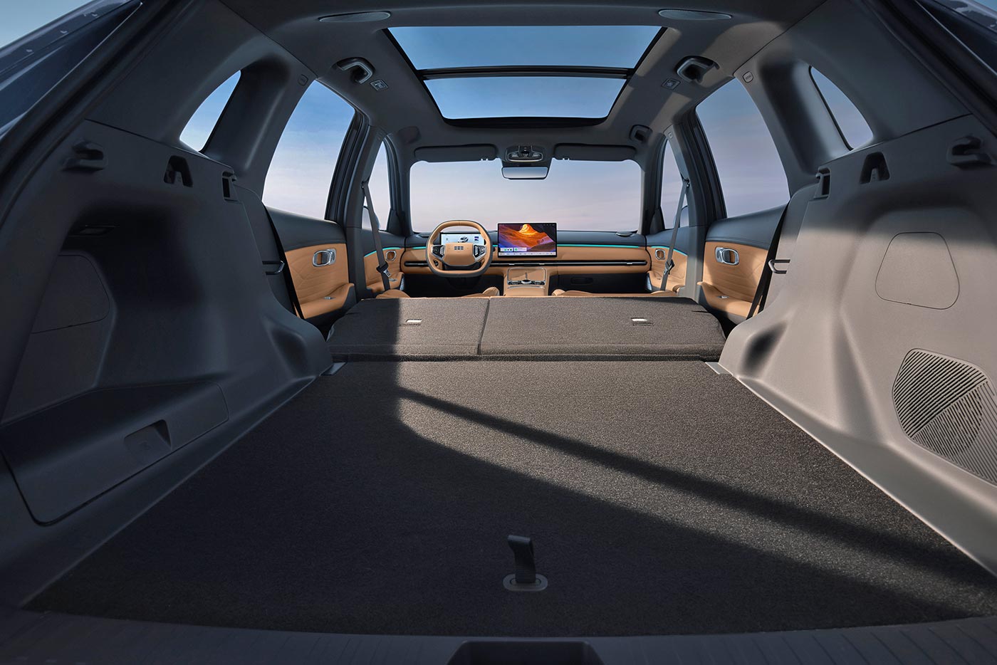 https://cdn.autogreeknews.gr/wp-content/uploads/2026/07/Geely-Starray-EM-i-luggage.jpg