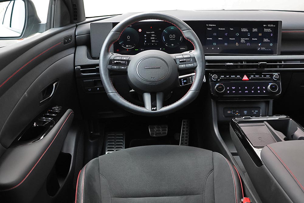 https://cdn.autogreeknews.gr/wp-content/uploads/2026/07/Hyundai-Tucson-PHEV-interior-2.jpg
