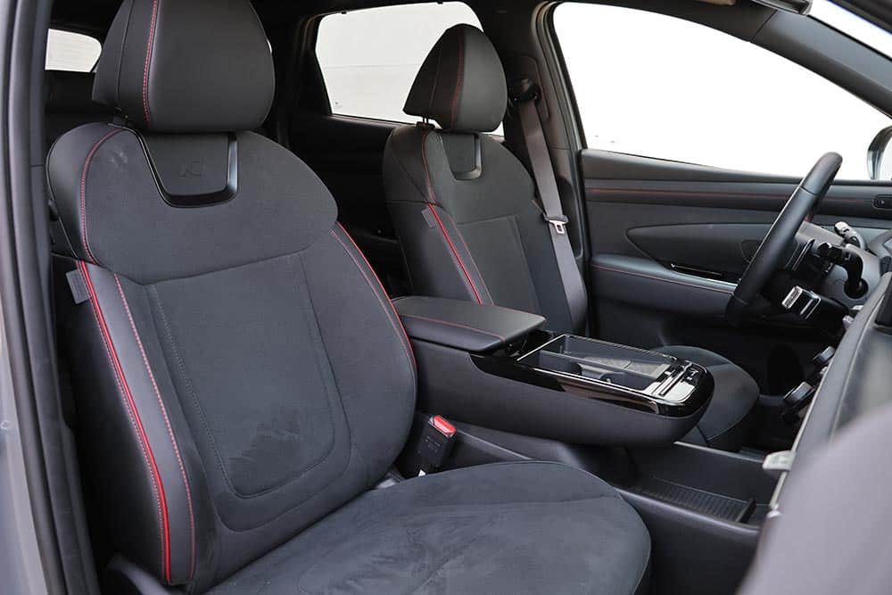 https://cdn.autogreeknews.gr/wp-content/uploads/2026/07/Hyundai-Tucson-PHEV-interior-24.jpg