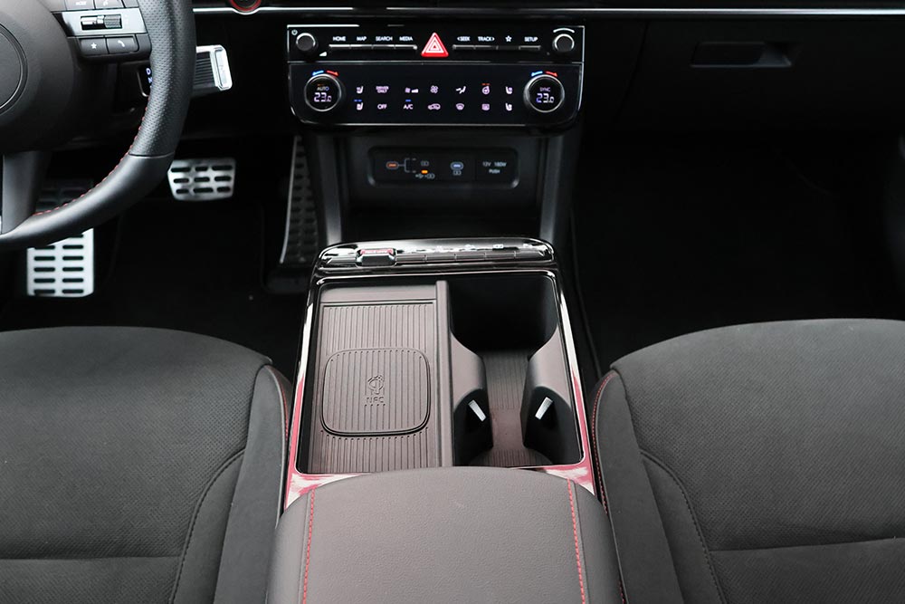 https://cdn.autogreeknews.gr/wp-content/uploads/2026/07/Hyundai-Tucson-PHEV-interior-7.jpg
