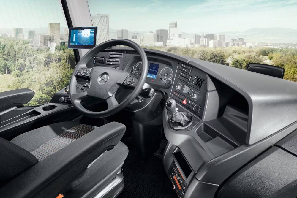 https://cdn.autogreeknews.gr/wp-content/uploads/2026/07/Mercedes-Benz_Tourismo_autobus-2.jpg