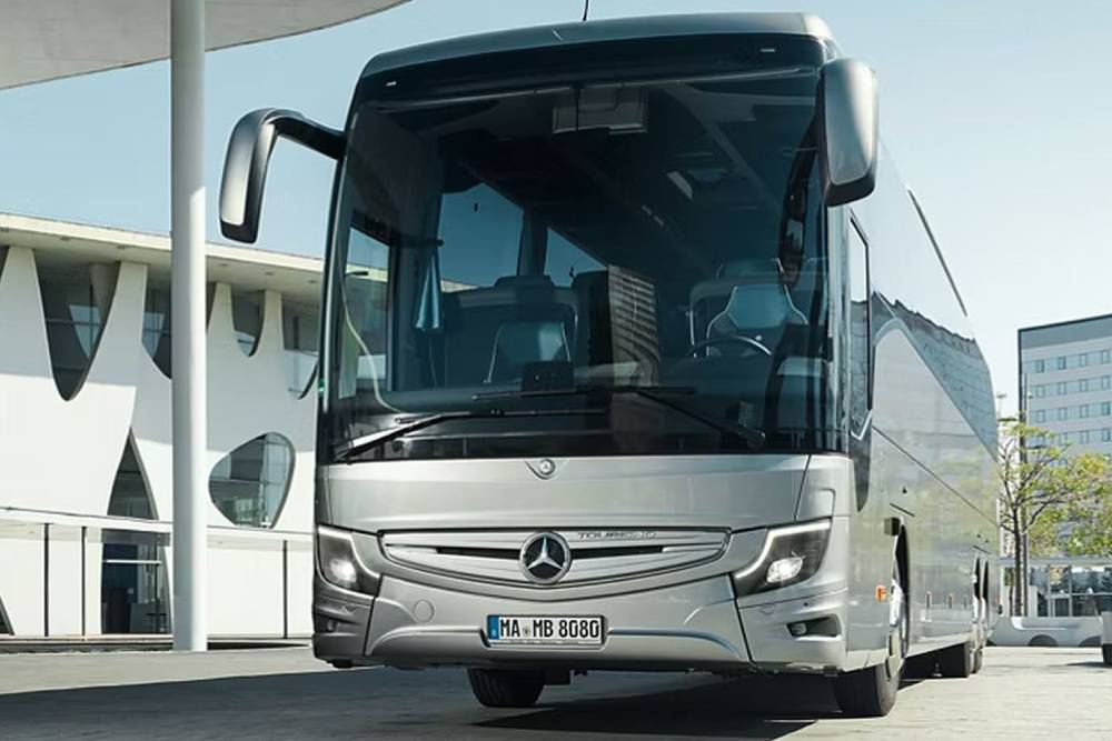https://cdn.autogreeknews.gr/wp-content/uploads/2026/07/Mercedes-Benz_Tourismo_autobus-3.jpg