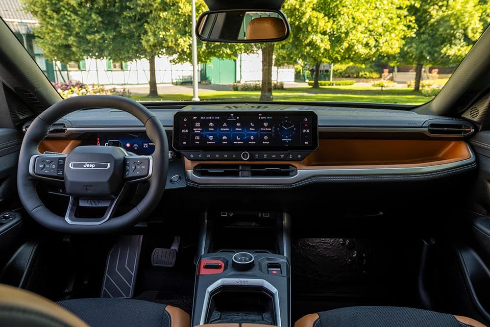https://cdn.autogreeknews.gr/wp-content/uploads/2026/07/New-Jeep-Compass-4xe-10.jpg