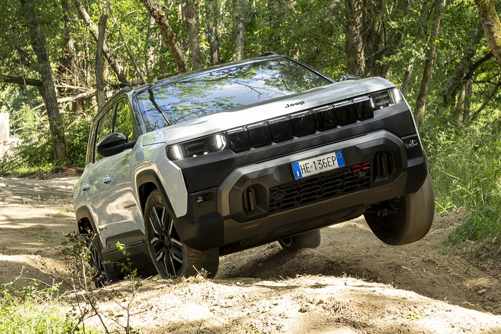 https://cdn.autogreeknews.gr/wp-content/uploads/2026/07/New-Jeep-Compass-4xe-12.jpg