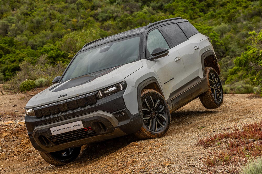 https://cdn.autogreeknews.gr/wp-content/uploads/2026/07/New-Jeep-Compass-4xe-17.jpg