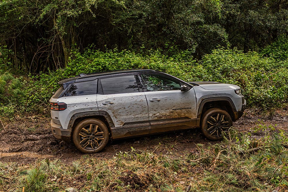 https://cdn.autogreeknews.gr/wp-content/uploads/2026/07/New-Jeep-Compass-4xe-18.jpg