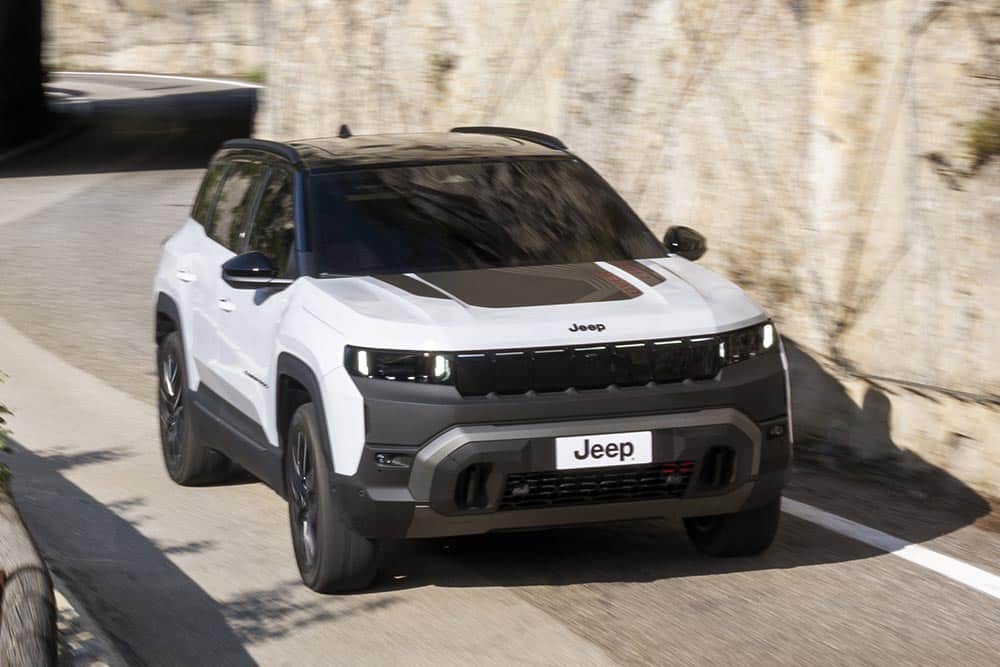 https://cdn.autogreeknews.gr/wp-content/uploads/2026/07/New-Jeep-Compass-4xe-2.jpg
