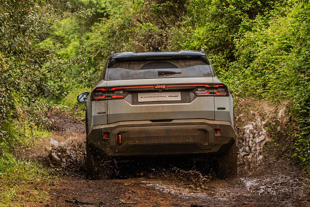 https://cdn.autogreeknews.gr/wp-content/uploads/2026/07/New-Jeep-Compass-4xe-20.jpg