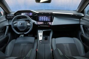 Peugeot 308 1.2 Hybrid 145 interior (1)