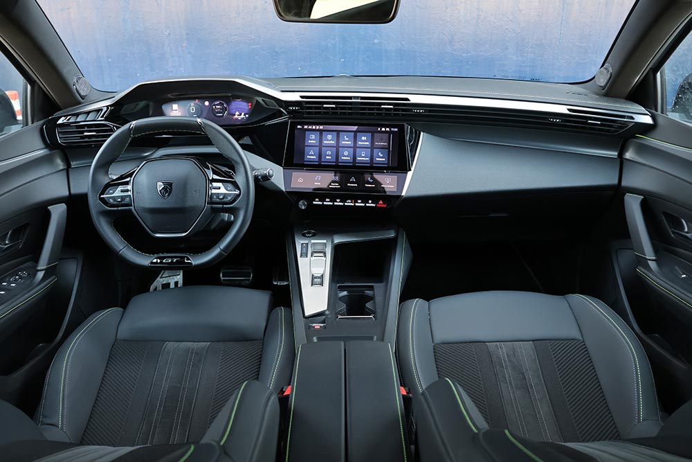 https://cdn.autogreeknews.gr/wp-content/uploads/2026/07/Peugeot-308-1.2-Hybrid-145-interior-1.jpg